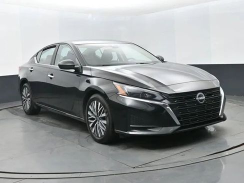 Used 2025 Nissan Altima 2.5 SV image 2