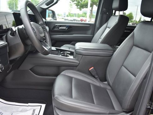 Used 2025 Chevrolet Suburban Z71 AWD/4WD image 14
