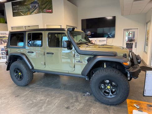 New 2025 Jeep Wrangler Unlimited Rubicon w/ Convenience Group AWD/4WD image 5