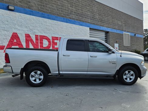 Used 2019 RAM 1500 Classic SLT w/ Luxury Group image 8