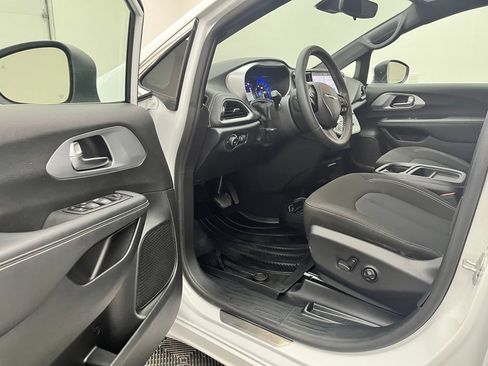 Used 2023 Chrysler Pacifica Touring FWD image 16
