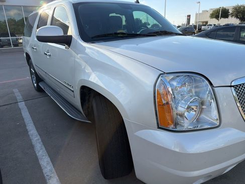 Used 2011 GMC Yukon XL Denali RWD image 4