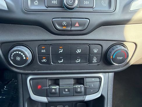 Used 2024 GMC Terrain SLE AWD/4WD image 32