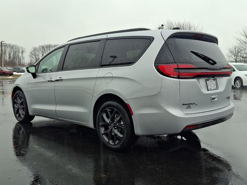 Used 2026 Chrysler Pacifica Limited w/ Uconnect Theater Family Group AWD/4WD image 4
