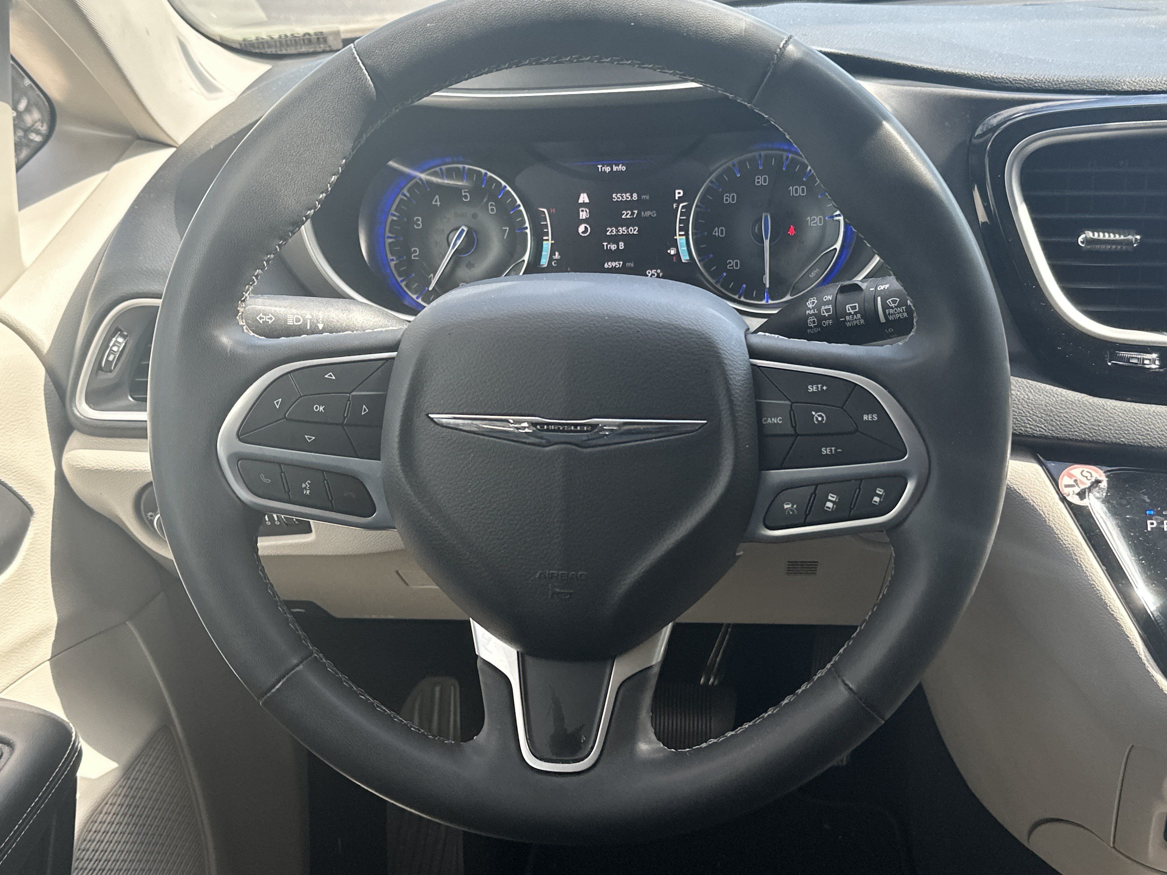Used 2023 Chrysler Pacifica Touring-L FWD image 17