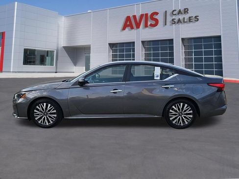 Used 2025 Nissan Altima 2.5 SV FWD image 10