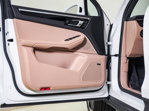 Certified 2025 Porsche Macan image 25