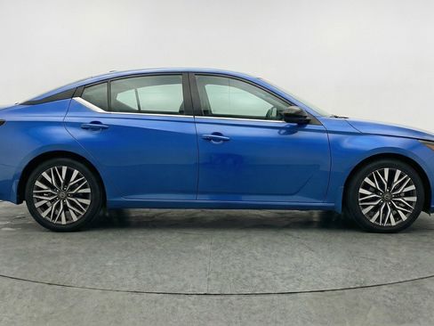 Used 2025 Nissan Altima 2.5 SV FWD image 11