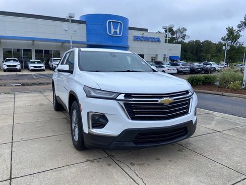 Used 2022 Chevrolet Traverse LT FWD image 2