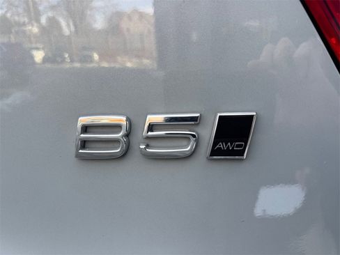 Certified 2025 Volvo XC40 B5 Plus image 9