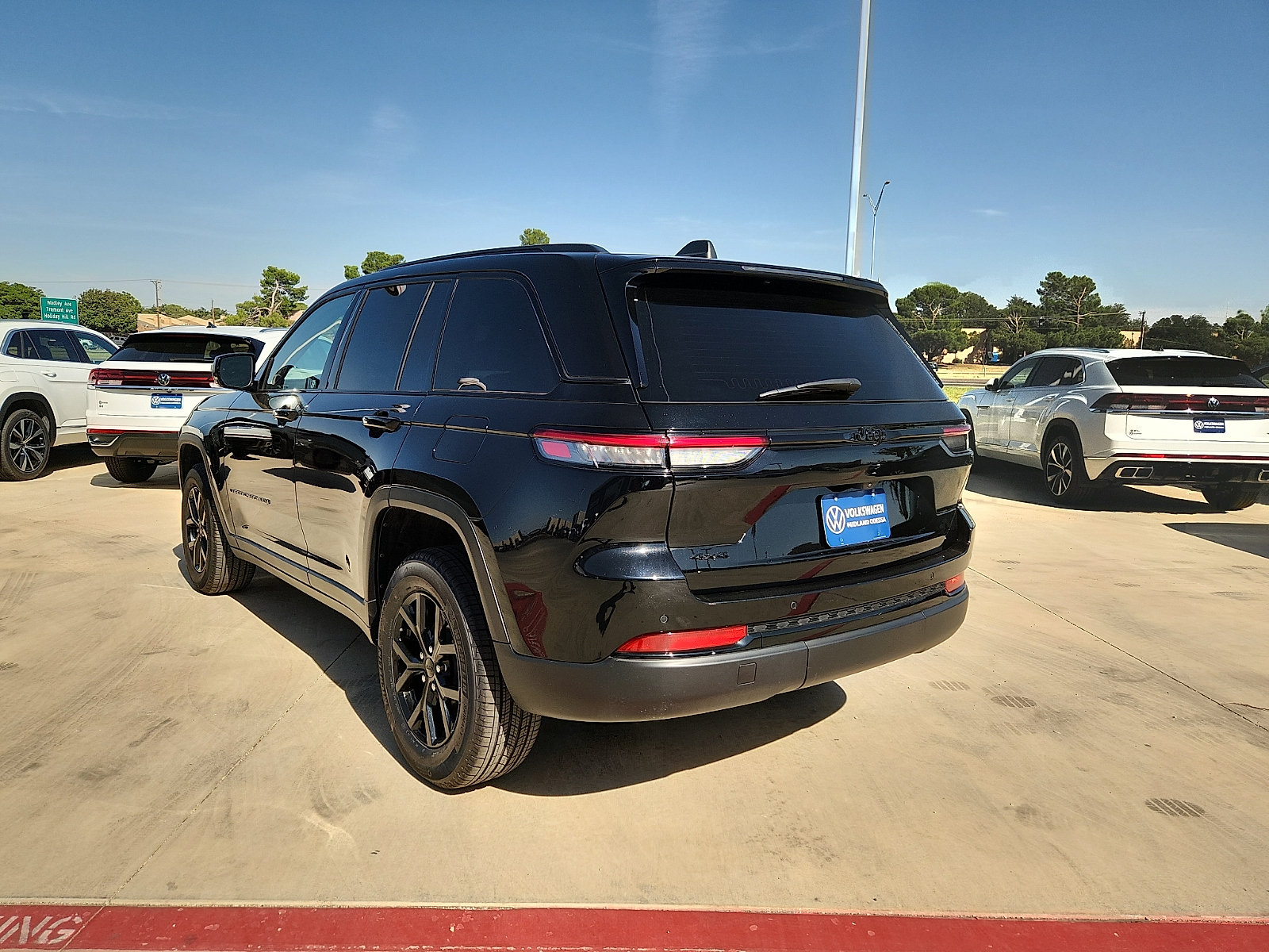 Used 2025 Jeep Grand Cherokee Altitude AWD/4WD image 4