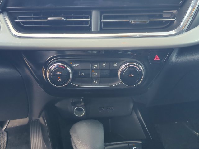 Used 2025 Chevrolet Trax LT FWD image 18