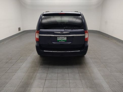 Used 2015 Chrysler Town & Country Touring FWD image 7