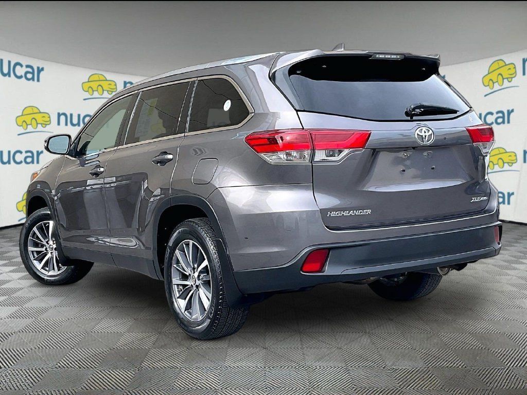 Used 2019 Toyota Highlander XLE AWD/4WD image 4