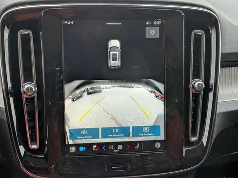 Used 2025 Volvo XC40 B5 Core image 29