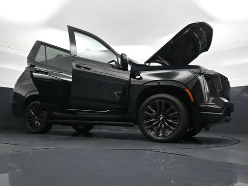 Used 2025 Cadillac Escalade Sport w/ LPO, ONYX Package AWD/4WD image 32