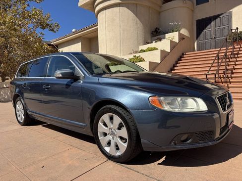 Used 2008 Volvo V70 FWD image 1