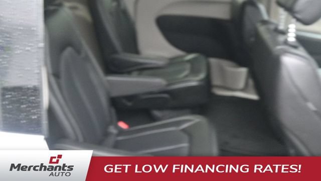 Used 2024 Chrysler Pacifica Touring-L FWD image 12