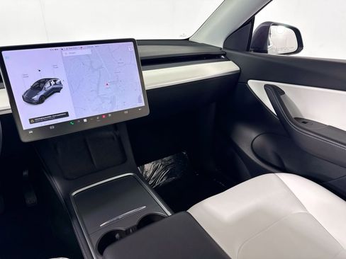 Used 2022 Tesla Model Y Long Range image 26