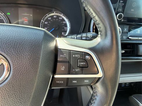 Used 2022 Toyota Highlander LE AWD/4WD image 32