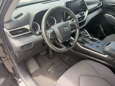 Used 2021 Toyota Highlander L FWD image 11