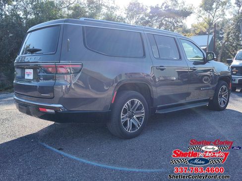 Used 2024 Jeep Wagoneer L Series II w/ Flexible Seating Group AWD/4WD image 11