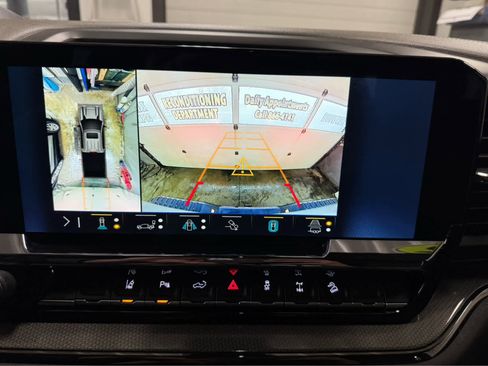 Used 2025 Chevrolet Silverado 2500 ZR2 w/ Technology Package image 18