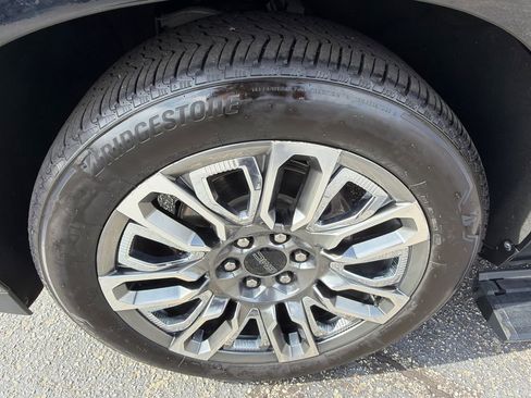 Used 2023 GMC Yukon XL Denali Ultimate image 11