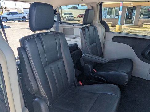 Used 2016 Chrysler Town & Country Touring image 13
