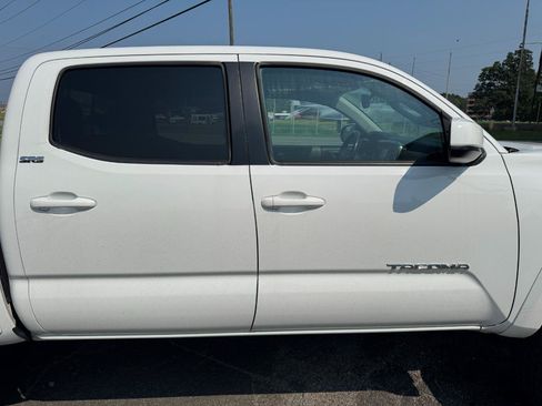Used 2018 Toyota Tacoma SR5 AWD/4WD image 10