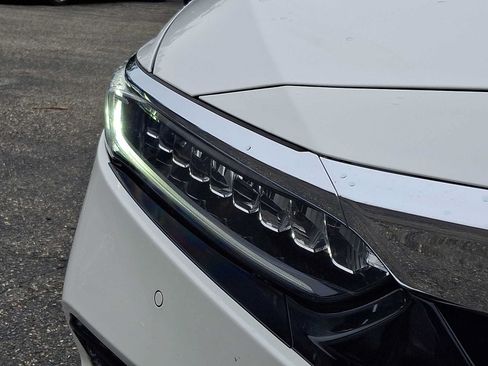 Used 2018 Honda Accord Touring image 9