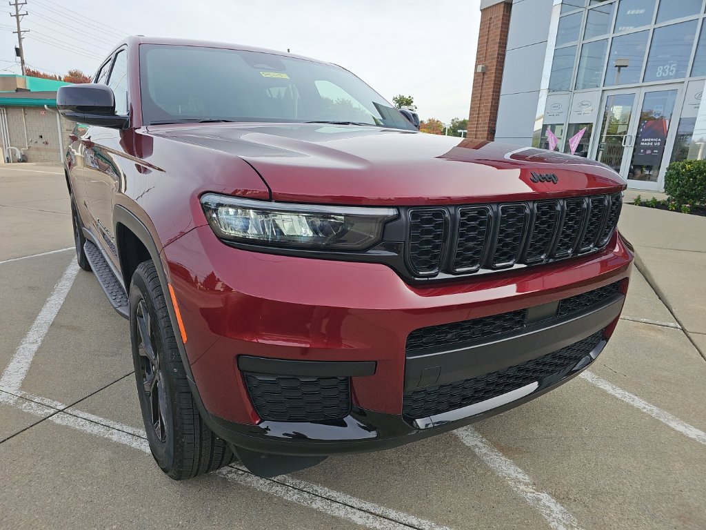 Certified 2025 Jeep Grand Cherokee L Altitude AWD/4WD image 5