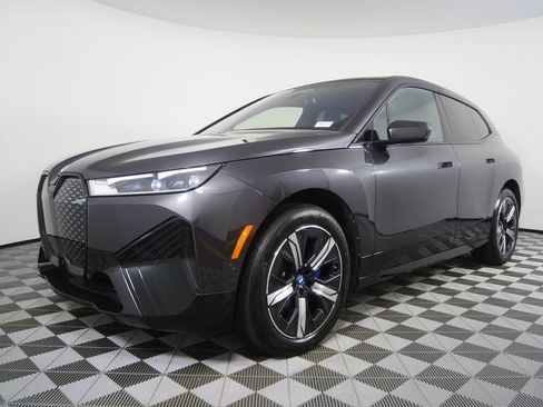 Used 2024 BMW iX xDrive50 w/ Sport Package AWD/4WD image 7