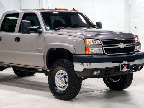 Used 2006 Chevrolet Silverado 3500 LT w/ Heavy-Duty Power Package AWD/4WD image 10