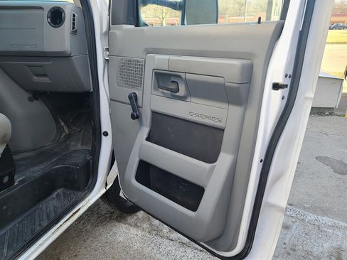 Used 2016 Ford E-450 and Econoline 450 Super Duty image 11