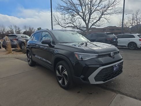 Certified 2025 Volkswagen Taos SE image 9