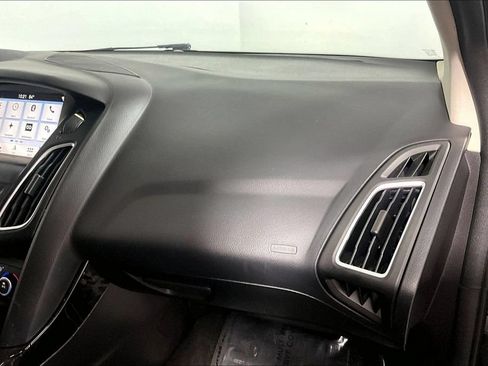 Used 2018 Ford Focus Titanium w/ Titanium Technology Package FWD image 16