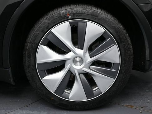 Used 2023 Tesla Model Y Long Range image 11