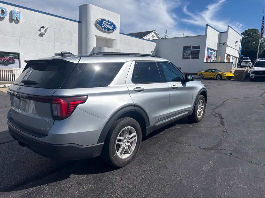 Used 2025 Ford Explorer Active AWD/4WD image 5