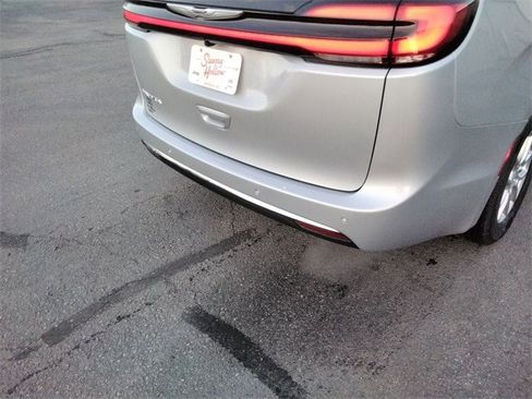 New 2026 Chrysler Pacifica Select image 15