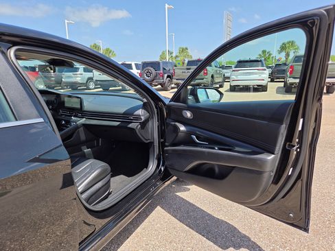 Used 2024 Hyundai Elantra Limited FWD image 17