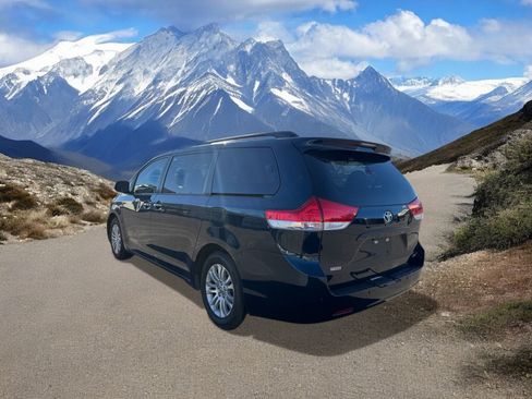 Used 2012 Toyota Sienna XLE image 3