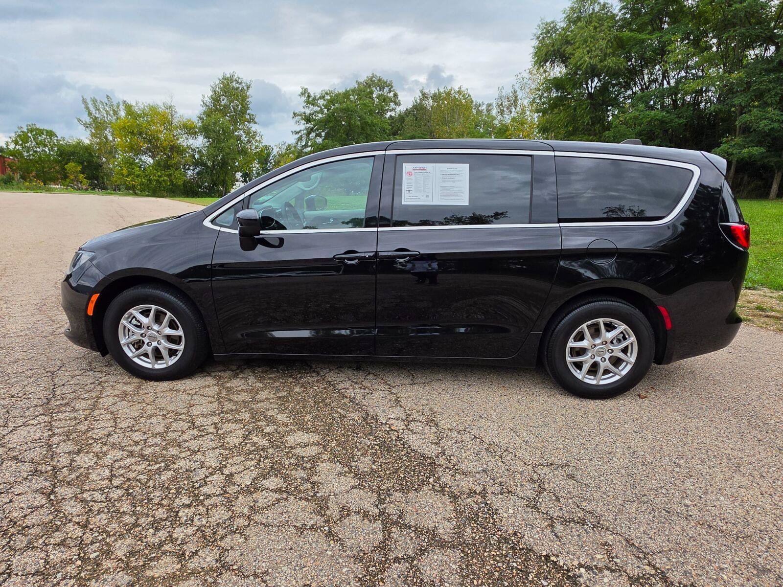 Used 2024 Chrysler Voyager LX FWD image 5