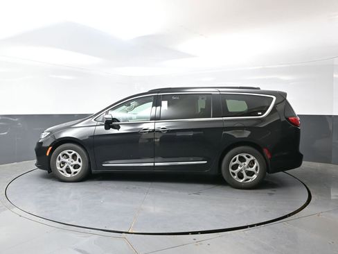 Used 2023 Chrysler Pacifica Limited image 11