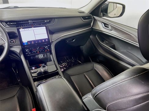 Used 2023 Jeep Grand Cherokee Limited image 21