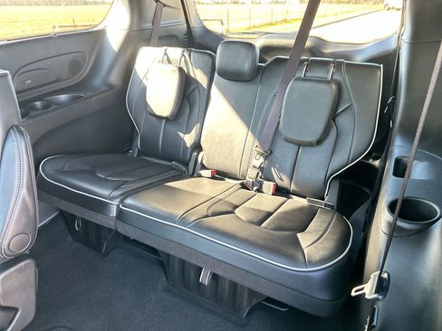 Used 2025 Chrysler Pacifica Limited image 24