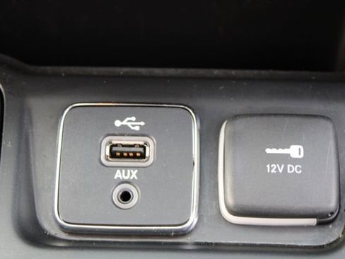 Used 2019 Jeep Cherokee Latitude Plus w/ Comfort/Convenience Group FWD image 33