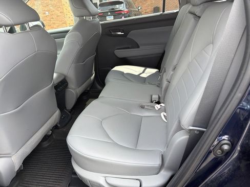 Used 2021 Toyota Highlander XLE AWD/4WD image 9