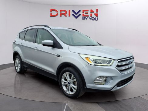 Used 2017 Ford Escape SE w/ Equipment Group 201A image 9