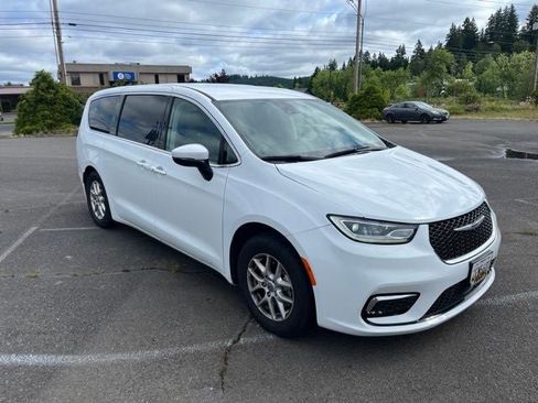 Used 2023 Chrysler Pacifica Touring-L FWD image 2